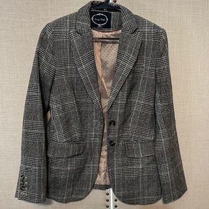 Perfect tweed blazer to add to your holiday wardrobe.